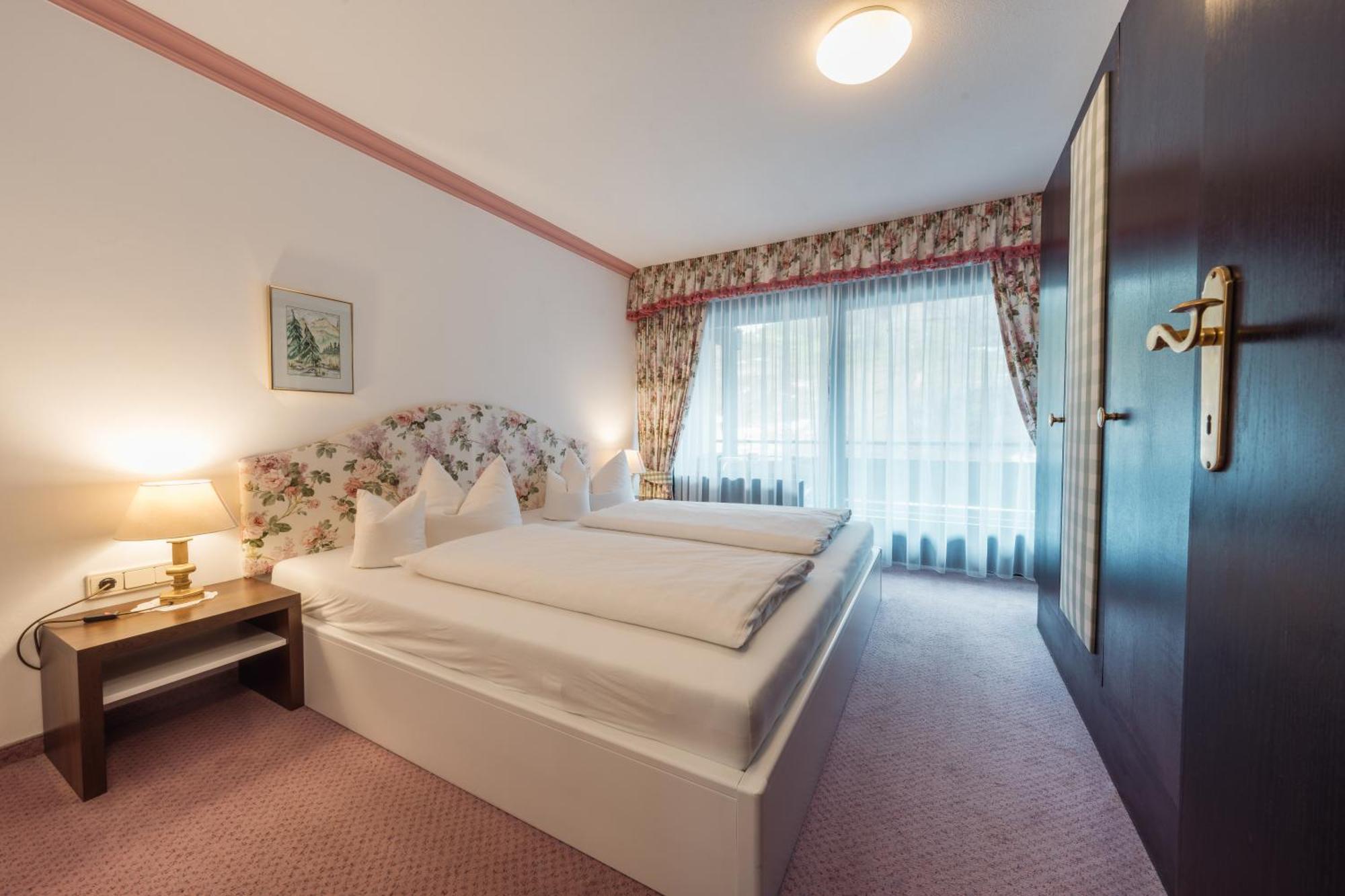 Apartment Hotel Pfeifer ガシュルン エクステリア 写真